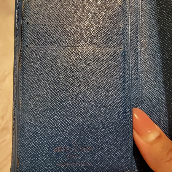 Authentic LV Epi blue snap wallet - Picture 10 of 14